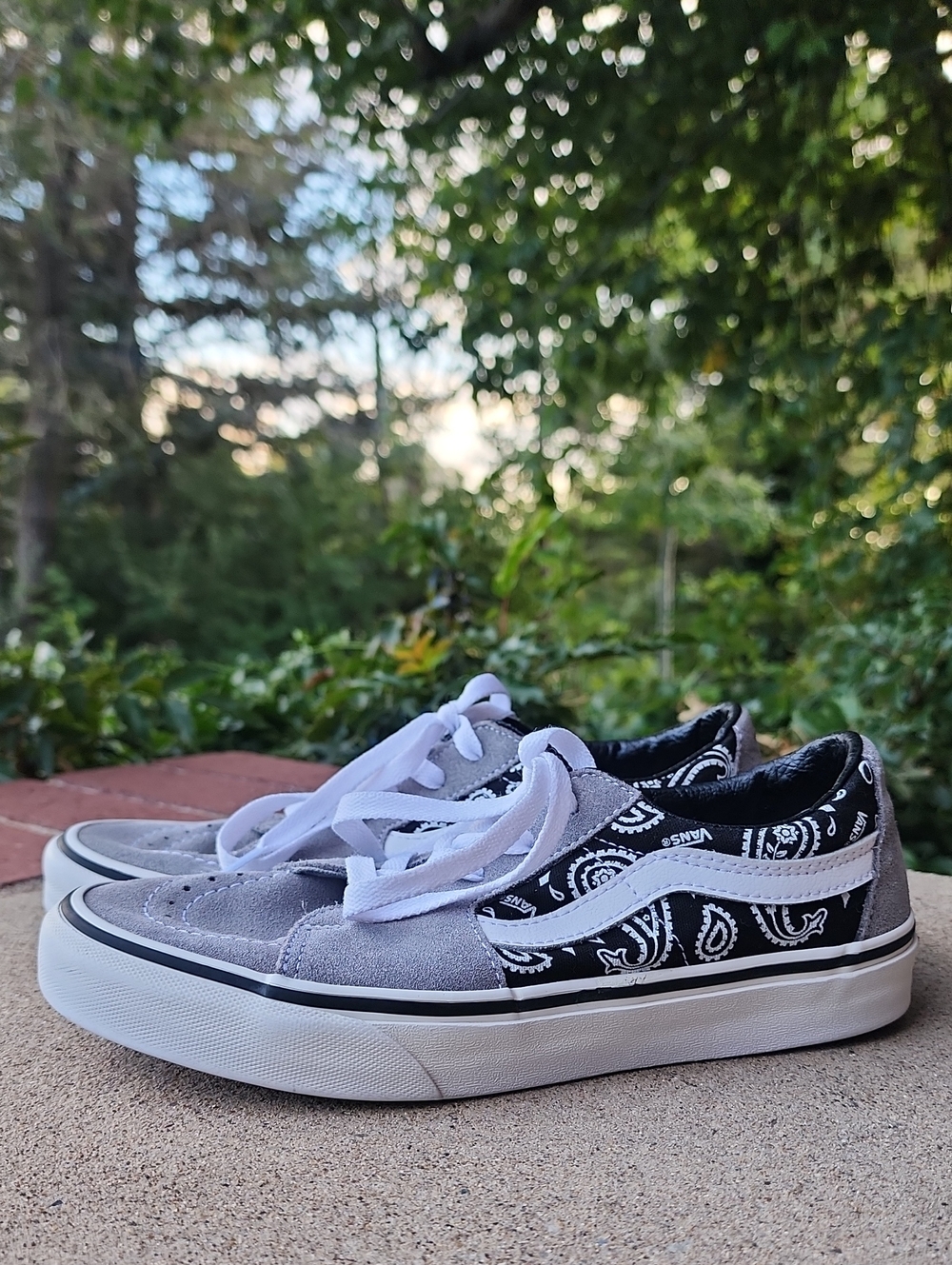 Vans Sk8-Low "Paisley" in Grey/True White.
